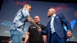 McGregor (vét xanh) bắt tay Poirier trước sự kiện UFC 257, được dự báo sẽ mang lại lợi nhuận khổng lồ