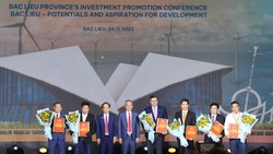 Lãnh đạo tỉnh Bạc Liêu trao quyết định chủ trương đầu tư và tặng hoa các nhà đầu tư