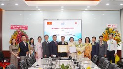 Đại diện JICA tại Việt Nam trao bằng khen cho Bệnh viện Chợ Rẫy 