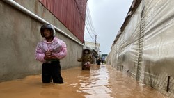 Nhiều nhà dân ở Đà Lạt bị ngập sau trận mưa lớn