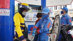 Giá xăng dầu giảm nhẹ sau 7 lần tăng