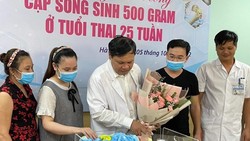 Lần đầu tiên, Việt Nam nuôi dưỡng thành công cặp song sinh rất non, chỉ nặng 500g
