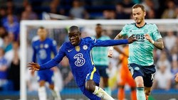 N'Golo Kante chơi trận đầu tiên kể từ 28-4 khi đối đầu Leicester. Ảnh: Getty Images