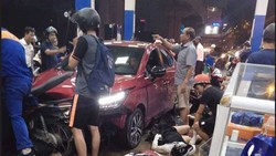 Hiện trường vụ ô tô đâm thẳng vào cây xăng khiến nhiều người bị thương hôm 13-8 tại phường Thịnh Quang (quận Đống Đa, TP Hà Nội)