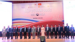 Lãnh đạo 11 tỉnh Nam Trung Bộ-Tây Nguyên cùng lãnh đạo các địa phương, doanh nghiệp Hàn Quốc - Ảnh: VGP