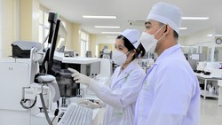 Kỹ thuật viên Khoa Xét nghiệm, Bệnh viện Lê Văn Thịnh (TP Thủ Đức) thực hiện xét nghiệm bệnh phẩm. Ảnh: QUANG HUY