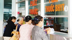 Người dân nhận thuốc BHYT tại Bệnh viện Trưng Vương, TPHCM, Ảnh: THÀNH SƠN