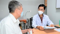 PGS-TS-BS Nguyễn Văn Ân khám, tư vấn cho người mắc triệu chứng đường tiểu dưới