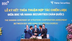 Đại diện lãnh đạo BSC và Hana Securities bắt tay sau khi ký thỏa thuận  hợp tác chiến lược
