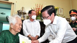 Chủ tịch UBND TPHCM Phan Văn Mãi chúc tết mẹ VNAH Phạm Thị Cục (TP Thủ Đức) nhân dịp Tết Nhâm dần 2022. Ảnh: VIỆT DŨNG