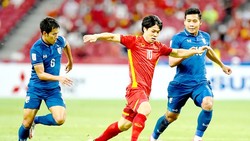 Tiền đạo Công Phượng đi bóng trước hậu vệ Thái Lan tại trận bán kết AFF Cup 2020