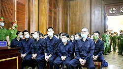 Các bị cáo tại tòa ngày 8-12