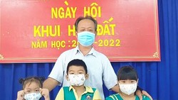 Thầy Nguyễn Phúc Hiếu và học sinh Trường Mầm non An Phú trong Ngày hội Khui heo đất