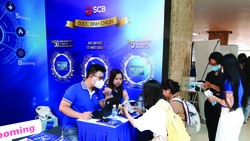 Tư vấn viên của SCB hướng dẫn kỹ lưỡng cho các bạn sinh viên tham gia trong Ngày hội tuyển dụng Ngân hàng - Chứng khoán