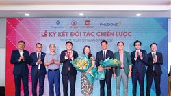 Ông Nguyễn Nam Hiền (thứ 6 từ phải sang)- Chủ tịch HĐQT cùng  lãnh đạo VPCORP, HKT Group cùng với các đối tác. 