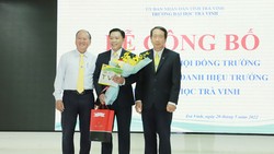 Ông Trần Hoàn Kim, Chủ tịch Hội đồng Tư vấn (trái) và PGS.TS Phạm Tiết Khánh (phải) trao nghị quyết bổ nhiệm chức danh Hiệu trưởng và tặng hoa cho TS. Nguyễn Minh Hòa (giữa).