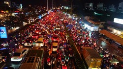 Giao thông ùn ứ kéo dài trên đại lộ Phạm Văn Đồng tối 26-9. Ảnh: T.HÂN