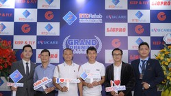 Chuyên gia Trần Huy Thọ (ngoài cùng bên trái) cùng các khách mời