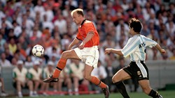 Bergkamp trước khi loại bỏ Ayala