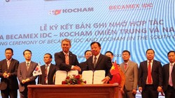 Ông Nguyễn Văn Hùng, Chủ tịch HĐQT Tổng công ty Becamex IDC gặp gỡ các doanh nghiệp đầu tư tại Khu công nghiệp Becamex Bình Định