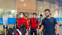 Đội tuyển futsal Việt Nam tại sân bay Tân Sơn Nhất chiều 6-10