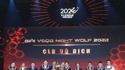 Ban tổ chức trao Cúp vô địch V-League cho đại diện CLB Hà Nội