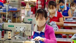 May sản phẩm xuất khẩu tại Công ty Dệt may Kim Dung, quận 12, TPHCM. Ảnh: HOÀNG HÙNG