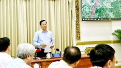 Chủ tịch UBND TPHCM Phan Văn Mãi phát biểu tại buổi họp. Ảnh: HOÀNG HÙNG