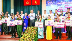 Phó Bí thư Thành ủy TPHCM Nguyễn Hồ Hải  chúc mừng các thí sinh đoạt giải