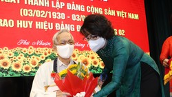 Chủ tịch Ủy ban MTTQ Việt Nam TPHCM trao Huy hiệu 75 năm tuổi Đảng cho đảng viên cao tuổi quận Phú Nhuận