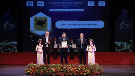 Ông Võ Văn Phu – Phó Tổng Giám đốc Công ty CP Phân bón Bình Điền vinh dự đón nhận Giải thưởng “TOP10- Thương hiệu dẫn đầu Việt Nam 2022”