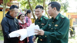 Các chiến sĩ Đồn Biên phòng A Pa Chải trao quà tình nghĩa, động viên các hộ khó khăn ở xã Sín Thầu. Ảnh: QUANG PHÚC