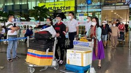 Hành khách tại sân bay Tân Sơn Nhất, TP.HCM - Ảnh: X.MAI