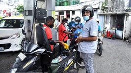 Người dân bơm xăng cho phương tiện tại trạm xăng ở Colombo, Sri Lanka, ngày 24-5-2022. Ảnh: THX/TTXVN