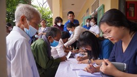 Đoàn cơ sở Sở Y tế Quảng Trị, Hội Thầy thuốc trẻ TPHCM tổ chức thăm khám và cấp thuốc miễn phí cho người dân