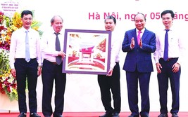 國家主席阮春福贈送紀念品給河內市國立大學自然科學高中專校。