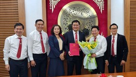 Ban giám hiệu Trường Đại học TDTT TPHCM chúc mừng Tổng cục trưởng Tổng cục TDTT Đặng Hà Việt