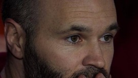 Iniesta muốn từ bỏ hợp đồng suốt đời để rời Barca ảnh 1
