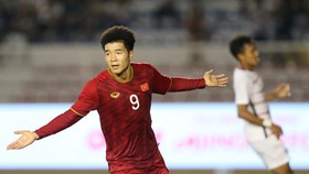Đức Chinh và U22 Việt Nam đã đưa U22 Campuchia trở lại mặt đất sau vài ngày bay bổng. Ảnh: DŨNG PHƯƠNG