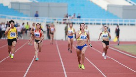 VĐV Lê Tú Chinh thi đấu ấn tượng giúp TPHCM giành 2 HCV ở các nội dung tiếp sức 4x100m nữ và 4x100m hỗn hợp. Ảnh: MINH HOÀNG