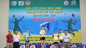 Ban tổ chức trao giải cho các VĐV giành thứ hạng cao. Ảnh: PHÚC NGUYỄN