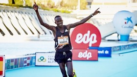 Kibiwott Kandie phá KLTG ở nội dung bán Marathon.