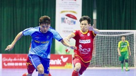 Khổng Đình Hùng (trái) vẫn luôn nỗ lực hướng về phía trước.