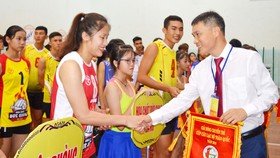 Ông Lê Trí Trường (phải, TTK Liên đoàn Bóng chuyền Việt Nam).