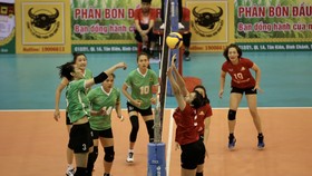 Chủ công Trần Thị Thanh Thuý uy hiếp các tay chắn Thanh Hoá trong trận ra quân. Ảnh: DŨNG PHƯƠNG