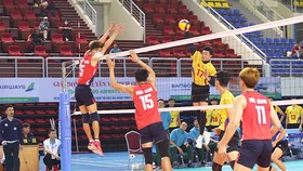 Chủ công Nguyễn Văn Hạnh (tấn công) nỗ lực vượt qua các tay chắn Hà Tĩnh.