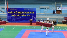 Các võ sĩ thi đấu nội dung đầu tiên ở ngày khai mạc. Ảnh: MINH CHIẾN