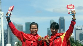 Phạm Thị Huệ (trái) giành vé tham dự Olympic cho rowing Việt Nam.