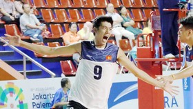 Phụ công Phạm Thái Hưng tự hào khi tham gia ngày bầu cử toàn quốc 23-5. Ảnh: NHẬT ANH