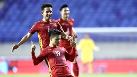 Quang Hải ăn mừng sau siêu phẩm sút xa của mình. Ảnh: KHƯƠNG DUY